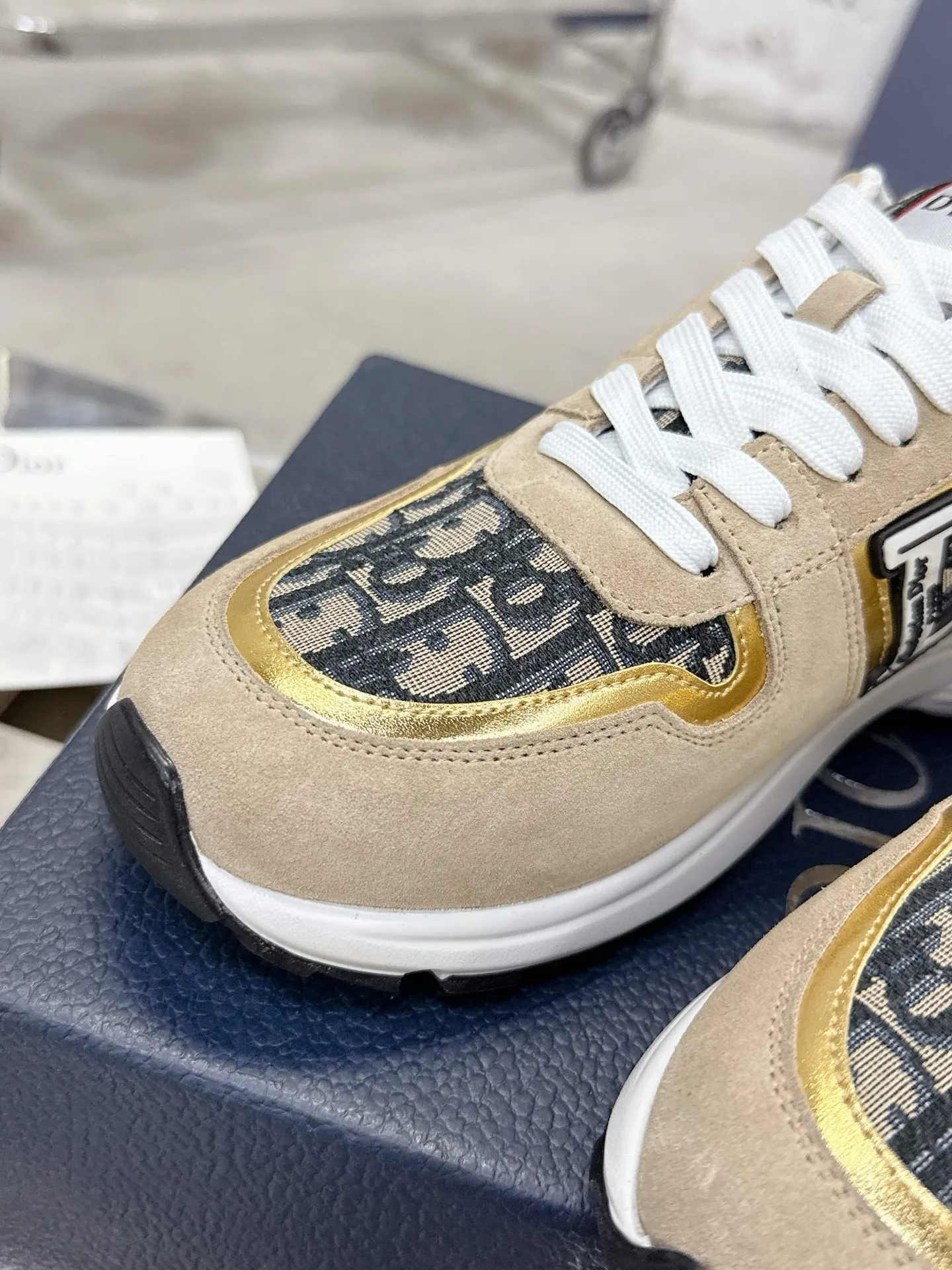 Men's men's shoes💰580💰 Dior Dior's latest color matching B30 series dad sneakers original 17960💰 purchased for development and production Brand new B30 sneakers Dad Shoes style shoes that follow the trend of the retro market The Dior logo on the tongue also indicates that this pair of shoes is the B30 model! B30 uses fine-textured leather and mesh cloth materials to form a shoe body. There are conspicuous letters CD on both sides of the shoe body to indicate identity. Many lines on the shoe body outline details to make the shoes look less monotonous and full of retro flavor. The delivery counter is exquisitely packaged🛍📦 ▪️Fabric: Original customized technical fabric + mesh ▪️Inner lining: Customized breathable lining ▪️Outsole: Original molded IP foam + TPU outsole ▪️Sole thickness: 3.5CM ▪️Size: Men's size 39-46 (Male size 38.45.46 customized)